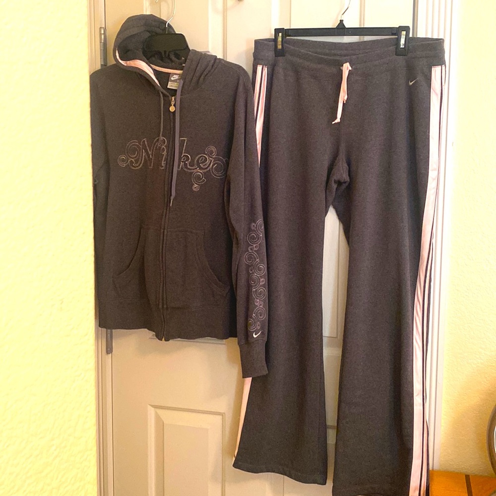 NIKE WARM-UP ZIP UP FRONT HOODIE WITH COZY SWEAT PANTS.